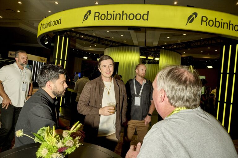 Robinhood and Crypto.com in Talks to Enter Prediction Market Race
