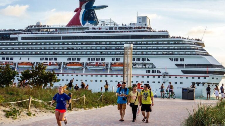 Viral Video Shows Cruise Passenger Using Restaurant Fork for Foot Scratching, Sparking Hygiene Outrage